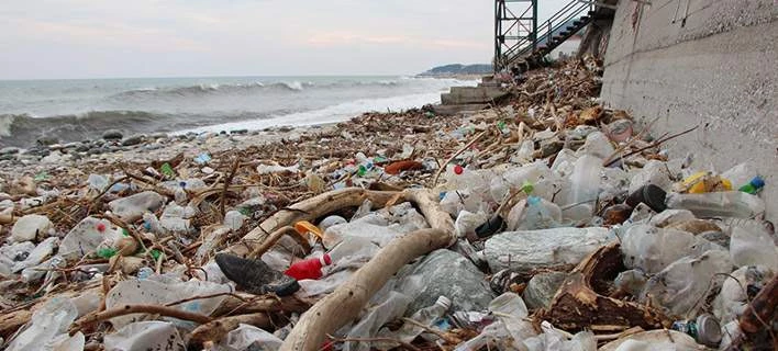 Σκουπιδότοπος οι παραλίες του Πηλίου μετά την σφοδρή κακοκαιρία (εικόνες)